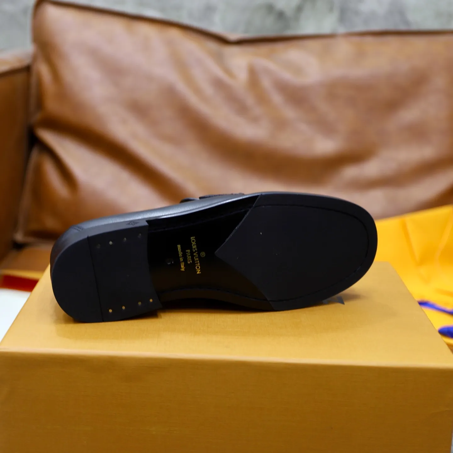 Men's shoes 💰: 💰900LV Louis Vuitton slip-on loafers, top quality products produced in Dongguan, ready for sale! This LV Glove loafer is made of selected soft cowhide, with a slightly wrinkled leather surface and a very high-end texture. Each pair is unique. The leather surface is light and soft, with a fine texture and good luster. It is a classic loafer style, with exquisite handmade mark stitching on the toe, and a square toe configuration to highlight the classic style. The horizontal band has hot-printed LV three-dimensional letters, semi-solid handcrafts and a genuine leather outsole, and a rubber patch on the heel to create wear-resistant performance and comfort. One of the must-have loafers for men! Comes with full original packaging! Code number: 38-39-40-41-42-43-44 (38, 45, 46 customized) standard leather shoe code
